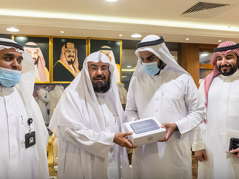 السعودية تدشن أول جهاز لمصحف الإلكتروني بلغة برايل